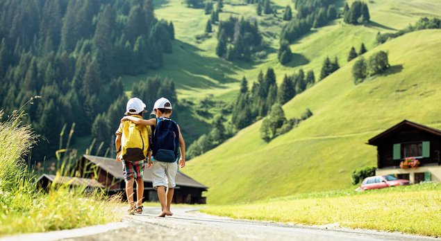 Schulkinder im Blaguss Bus