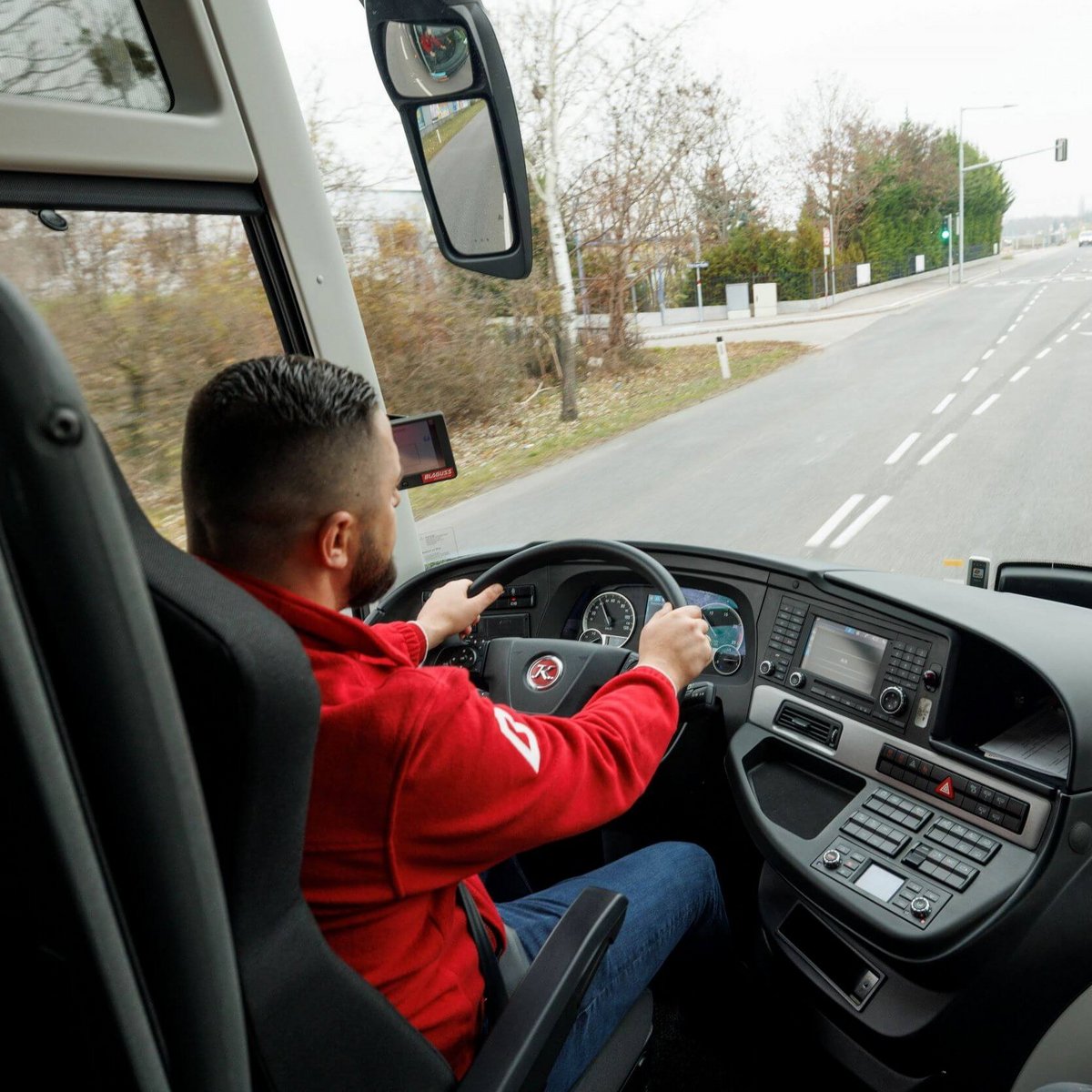 Blaguss Lenker am Steuer