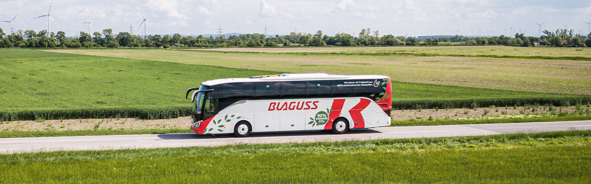 Blaguss Bus auf Landstraße