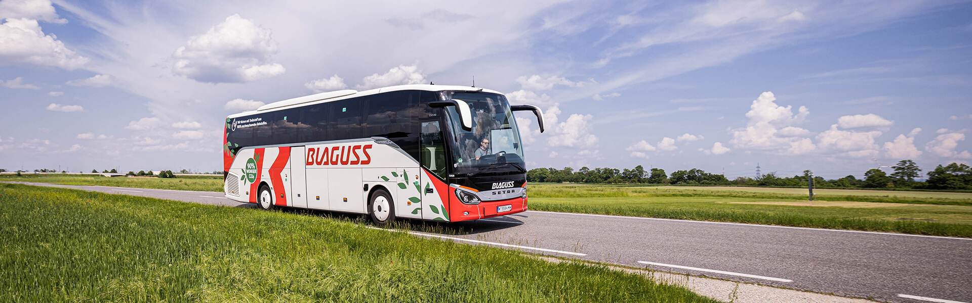 Blaguss Bus auf Landstraße