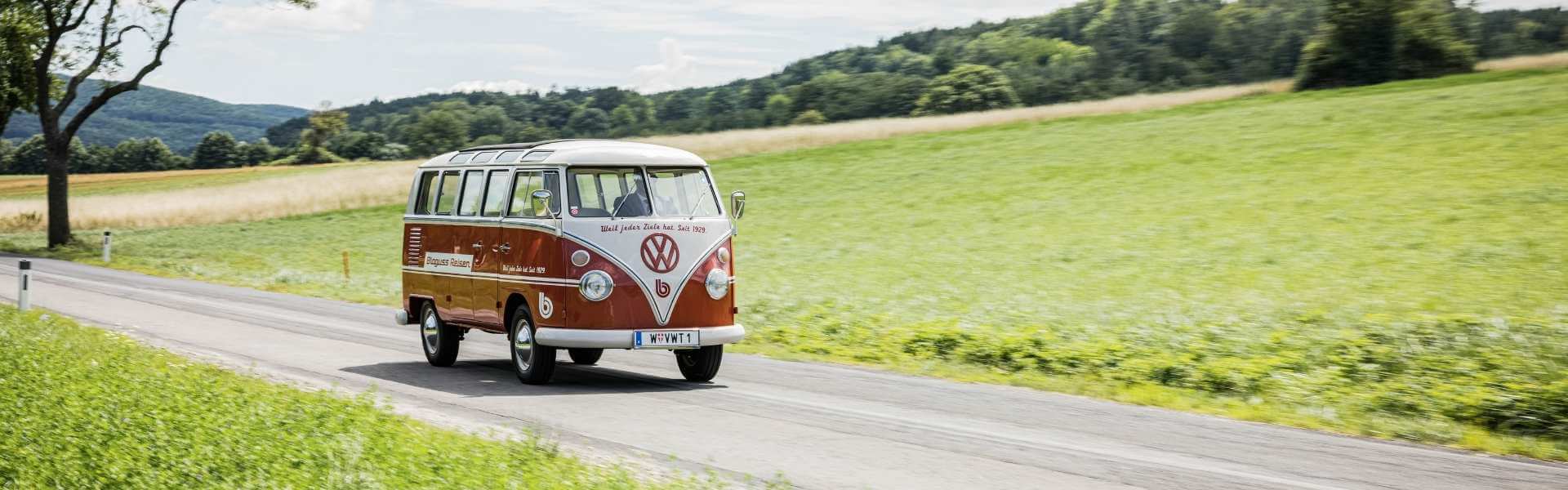 Blaguss VW Bus auf Landstraße
