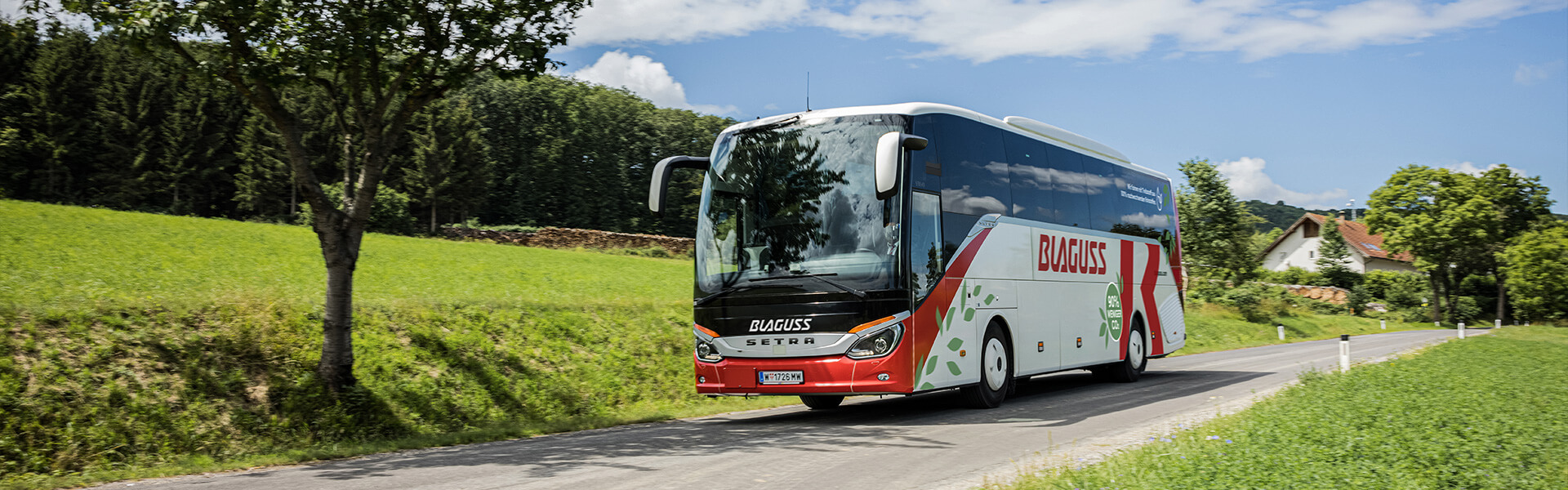 Blaguss Bus auf Landstraße