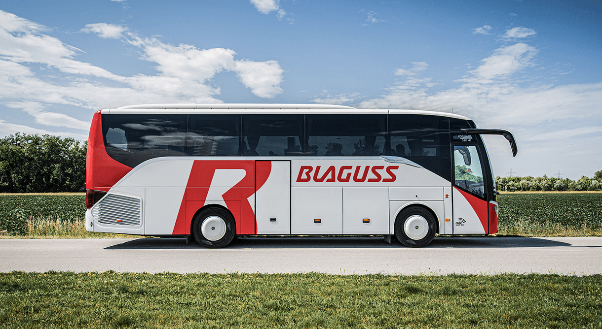 Blaguss Bus auf Landstraße