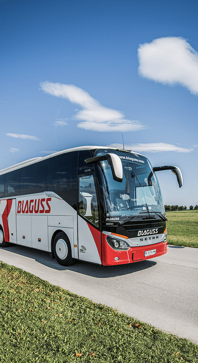 Blaguss Bus auf Landstraße