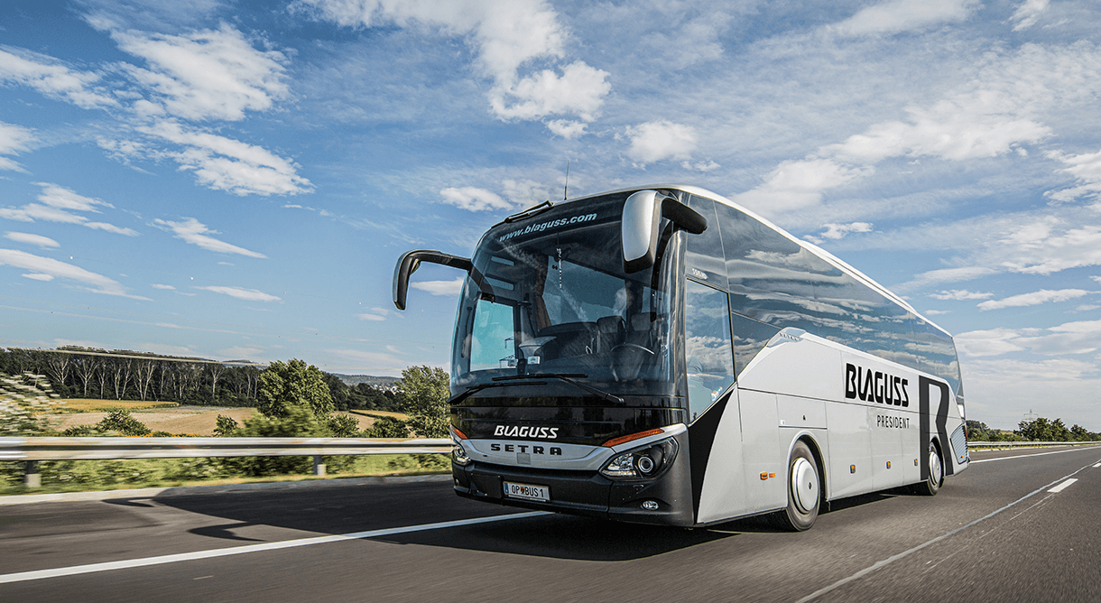 Blaguss President Bus in Fahrt