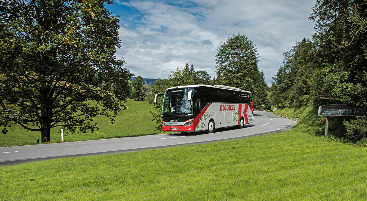 Blaguss Bus 50-Sitzer auf Landstraße