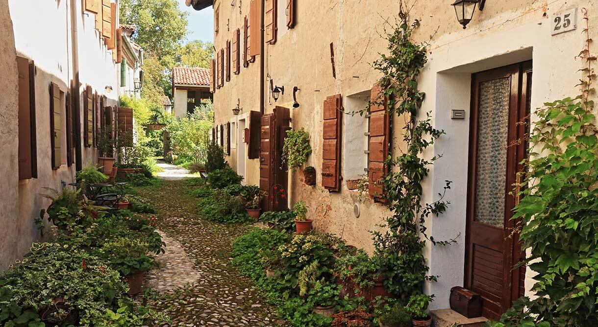 Gasse in Friaul