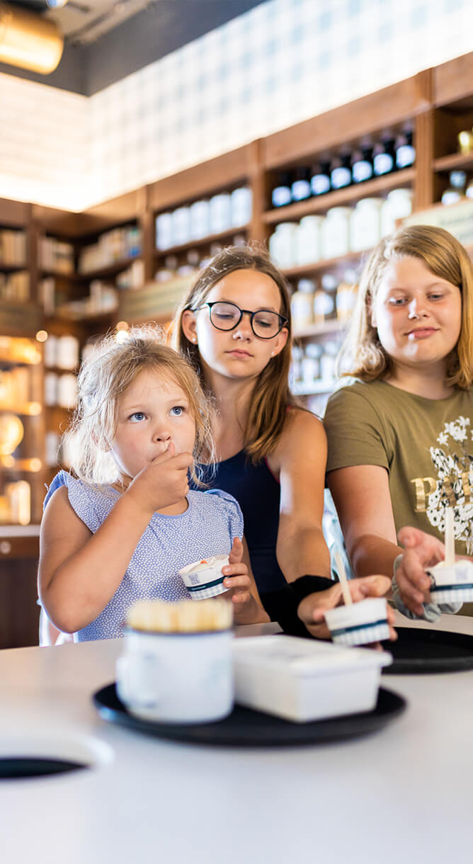 Kinder bei Eisverkostung