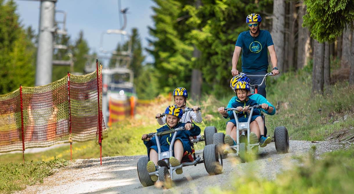 Kinder in Mountaincarts auf der Erlebnisalm Mönichkirchen