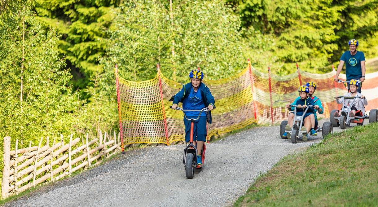 Kinder in Mountaincarts auf der Erlebnisalm Mönichkirchen