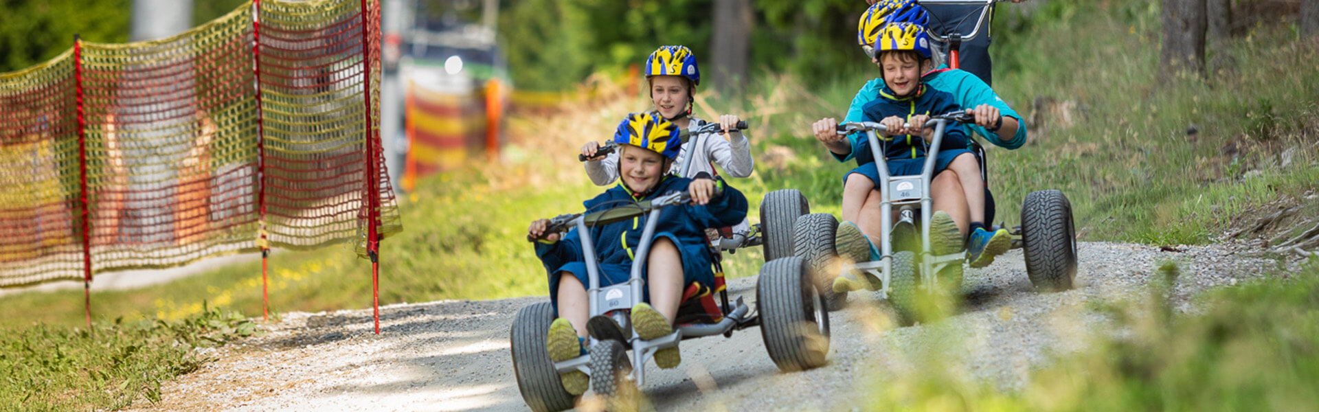 Kinder in Mountaincarts auf der Erlebnisalm Mönichkirchen