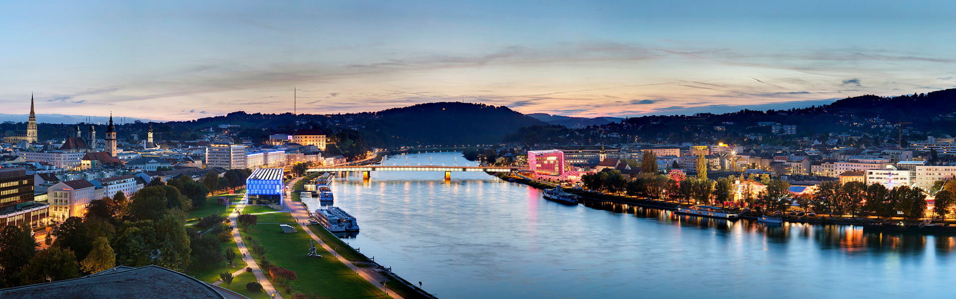 Nachtaufnahme am Wasser