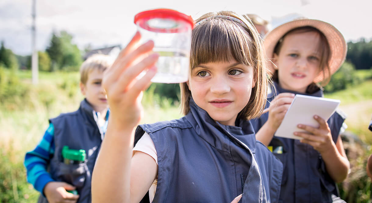 Kinder beim Erforschen