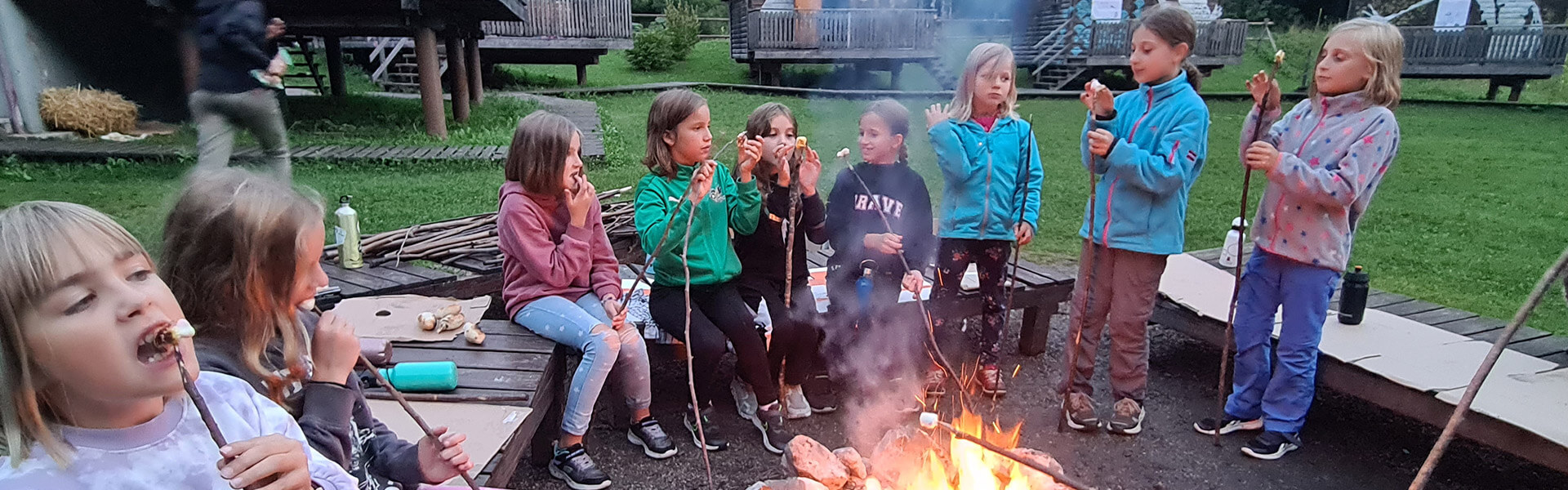 Kinder am Lagerfeuer