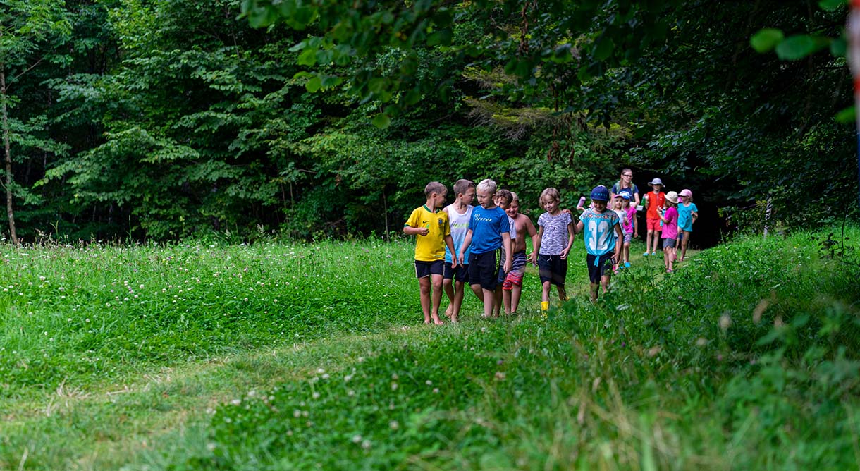 Schulgruppe im Naturpark Ötscherbasis