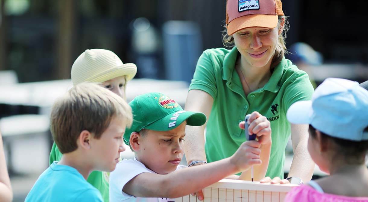 Kinder basteln im Naturpark Ötscherbasis