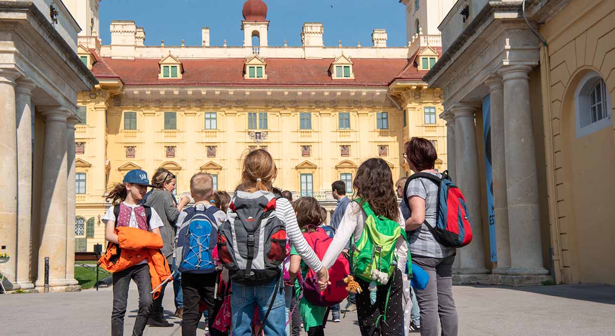 Kinder vor dem Schloss Esterhazy