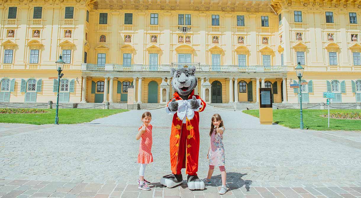 Kinder vor dem Schloss Esterhazy