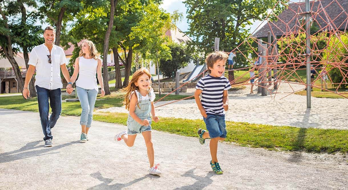 Familie am Spielplatz