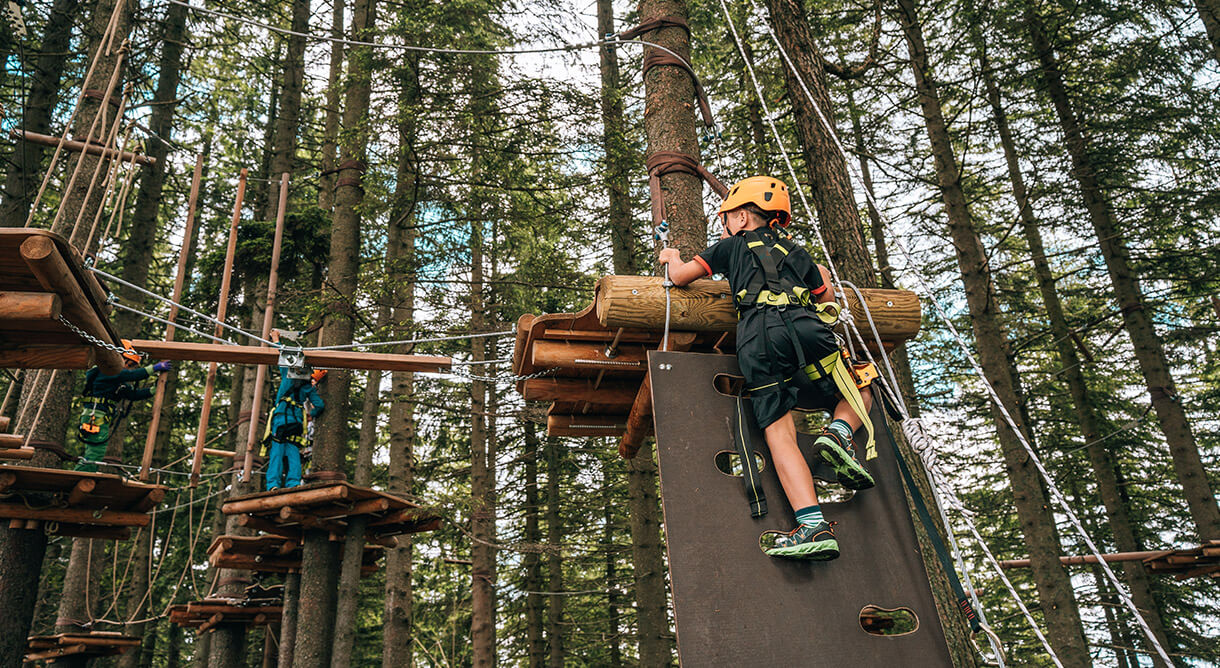 Kinder klettern im Waldseilgarten Hirschenkogel