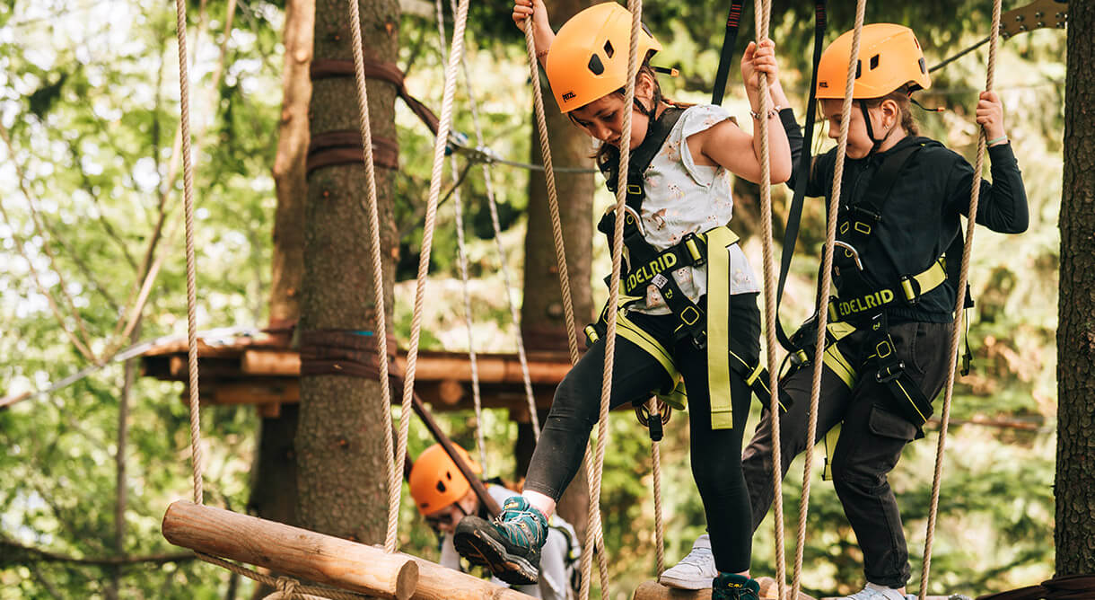 Kinder klettern im Waldseilgarten Hirschenkogel