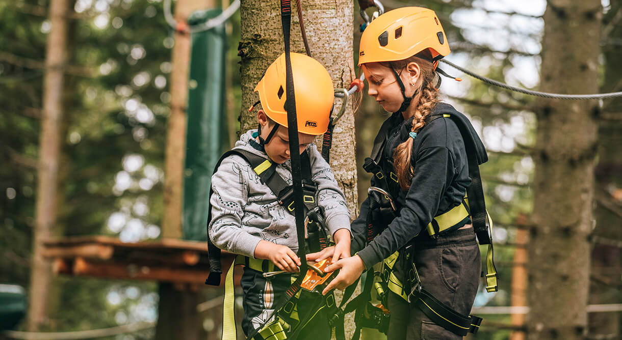 Kinder klettern im Waldseilgarten Hirschenkogel