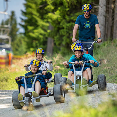 Kinder fahren in Mountaincarts bergab